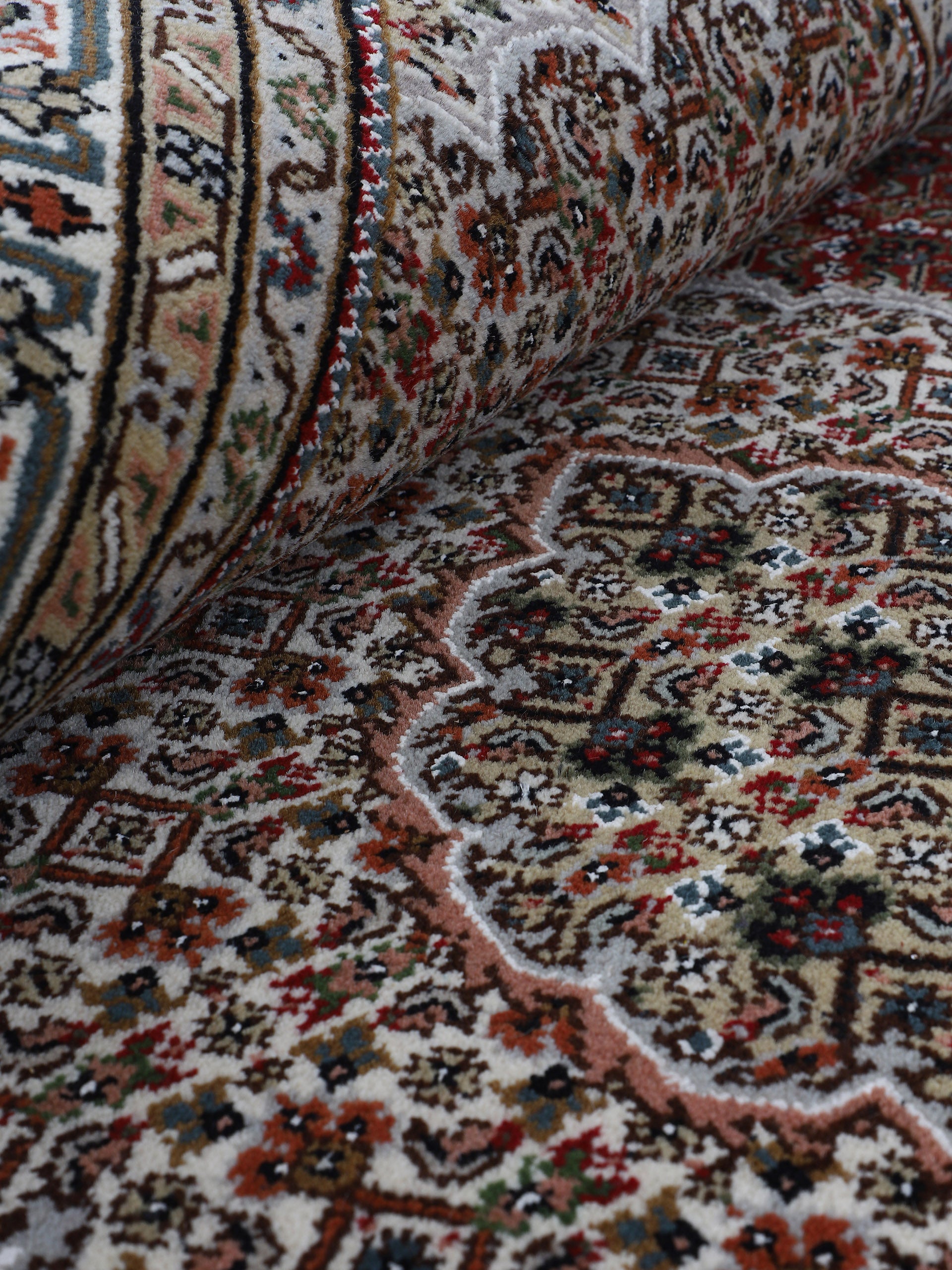 Tabriz Mahi Läufer Teppich